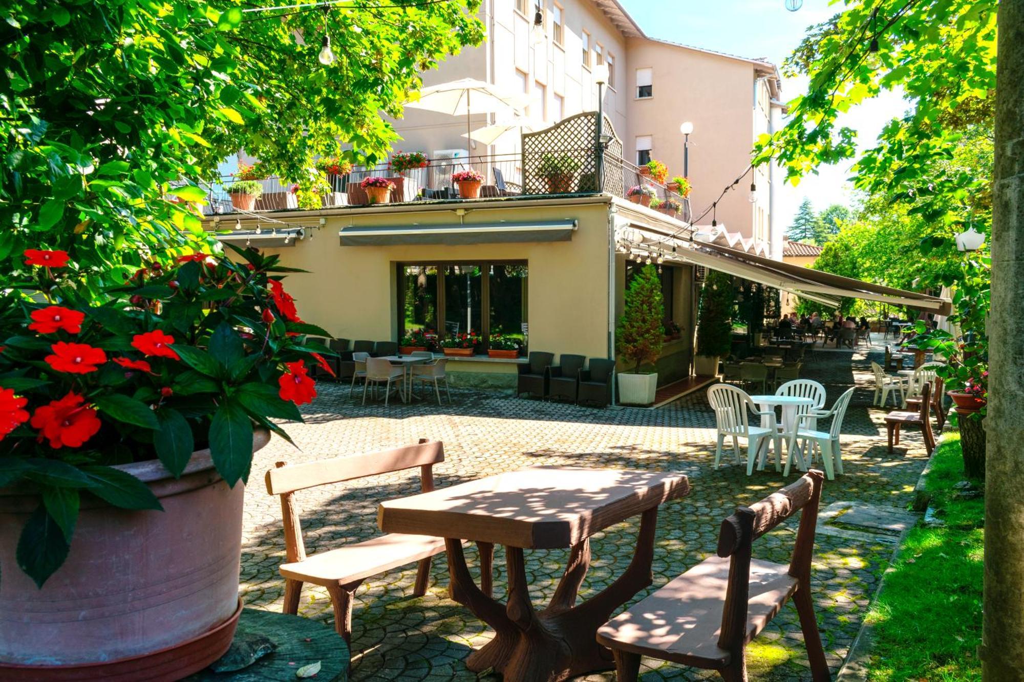 Hotel Falco D'Oro Tole Extérieur photo