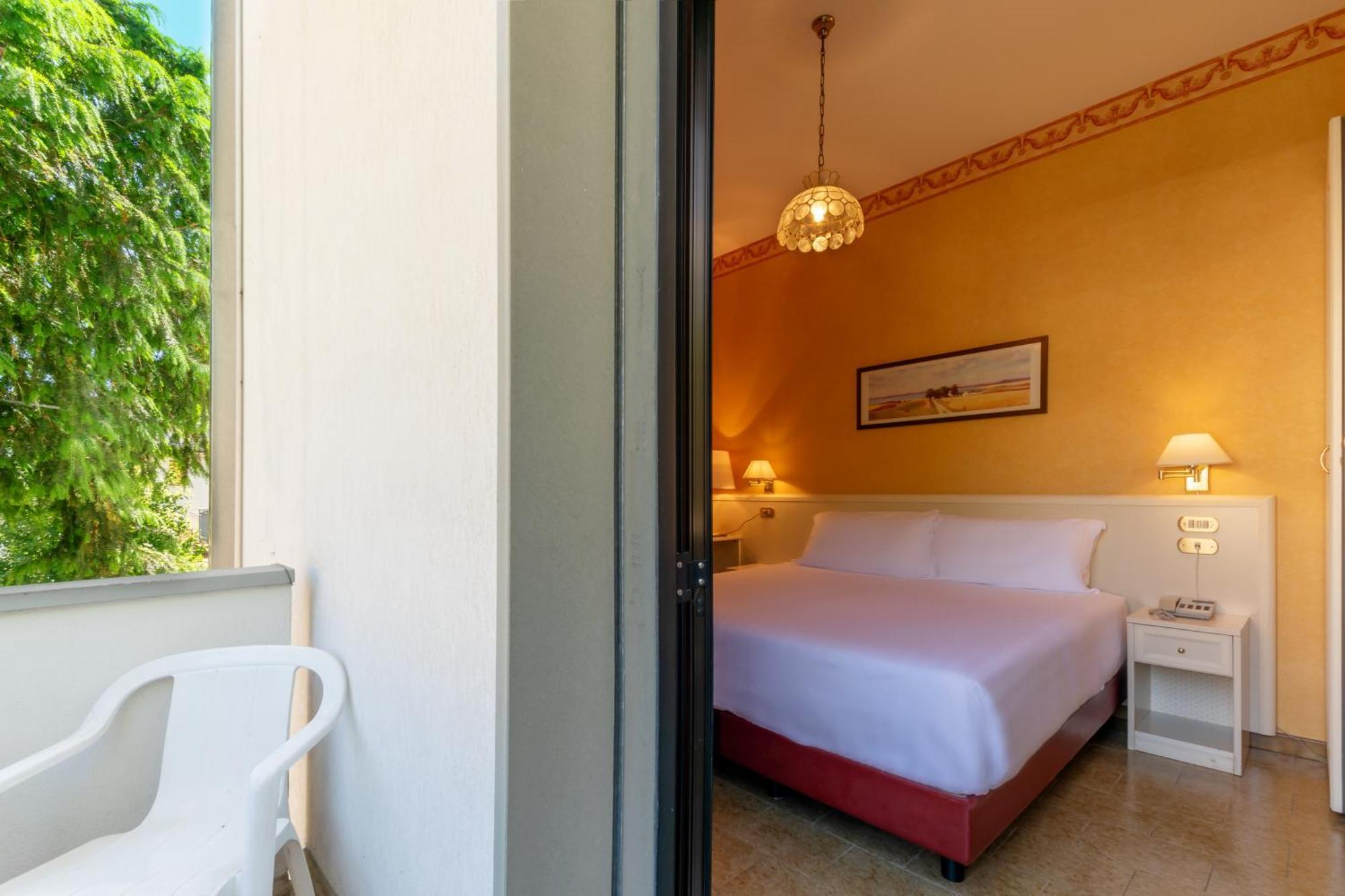 Hotel Falco D'Oro Tole Extérieur photo